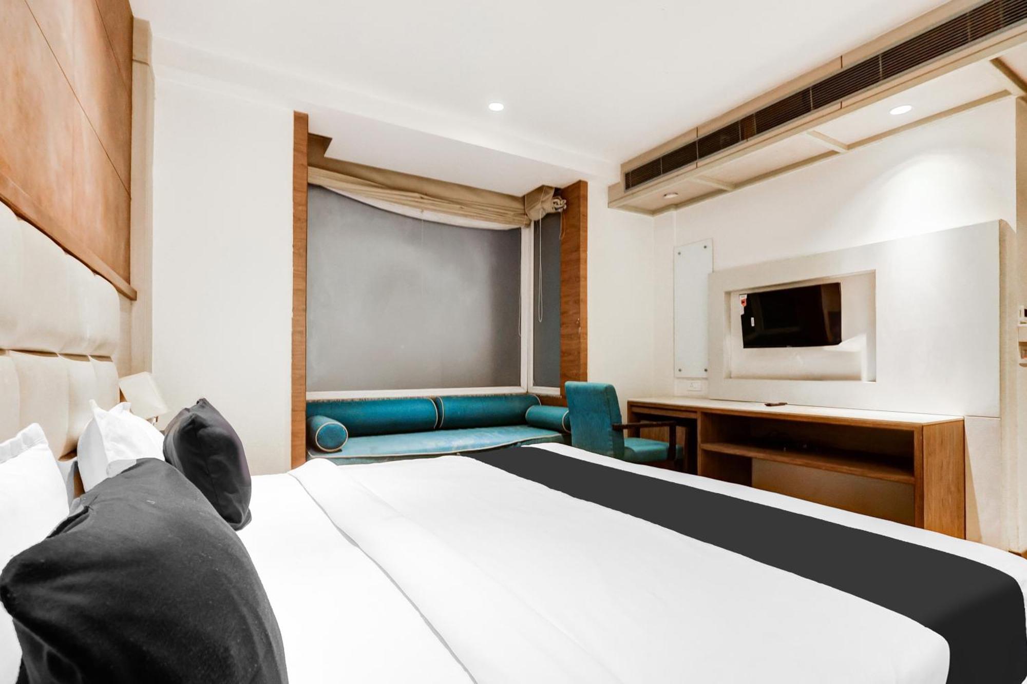 Super Townhouse Chhatarpur Near Metro Park New Delhi Exterior photo
