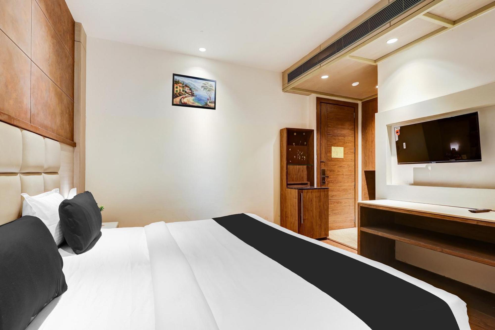 Super Townhouse Chhatarpur Near Metro Park New Delhi Exterior photo