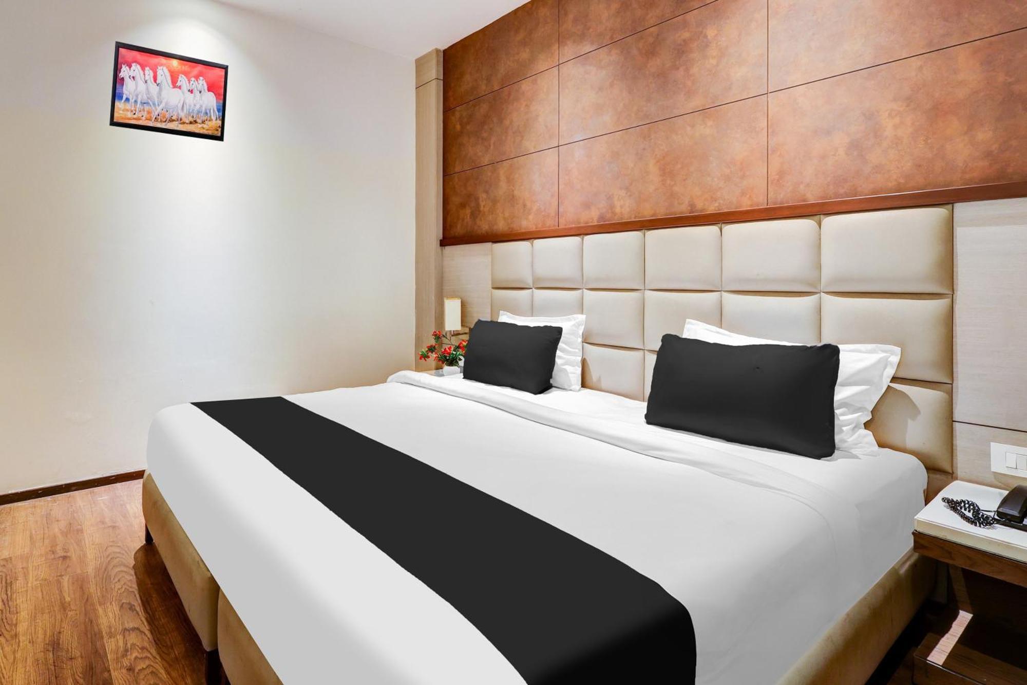 Super Townhouse Chhatarpur Near Metro Park New Delhi Exterior photo
